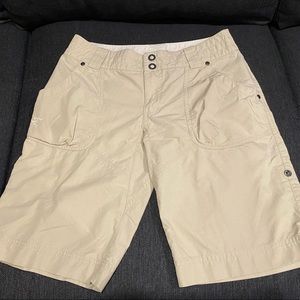 Women’s Arc’teryx 11” adjustable cargo shorts - size 4